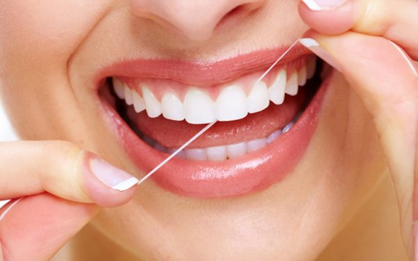 روش استفاده درست از نخ دندان